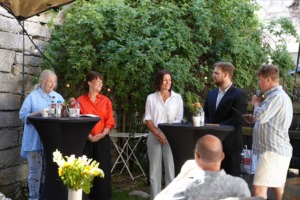 Frukostseminarium på en innergård i Almedalen. Panelsamtal med Pia Eriksson, Ulrika Westergren, Helena Lundgren, Benjamin Ljungberg. Moderator Andreas Birro.