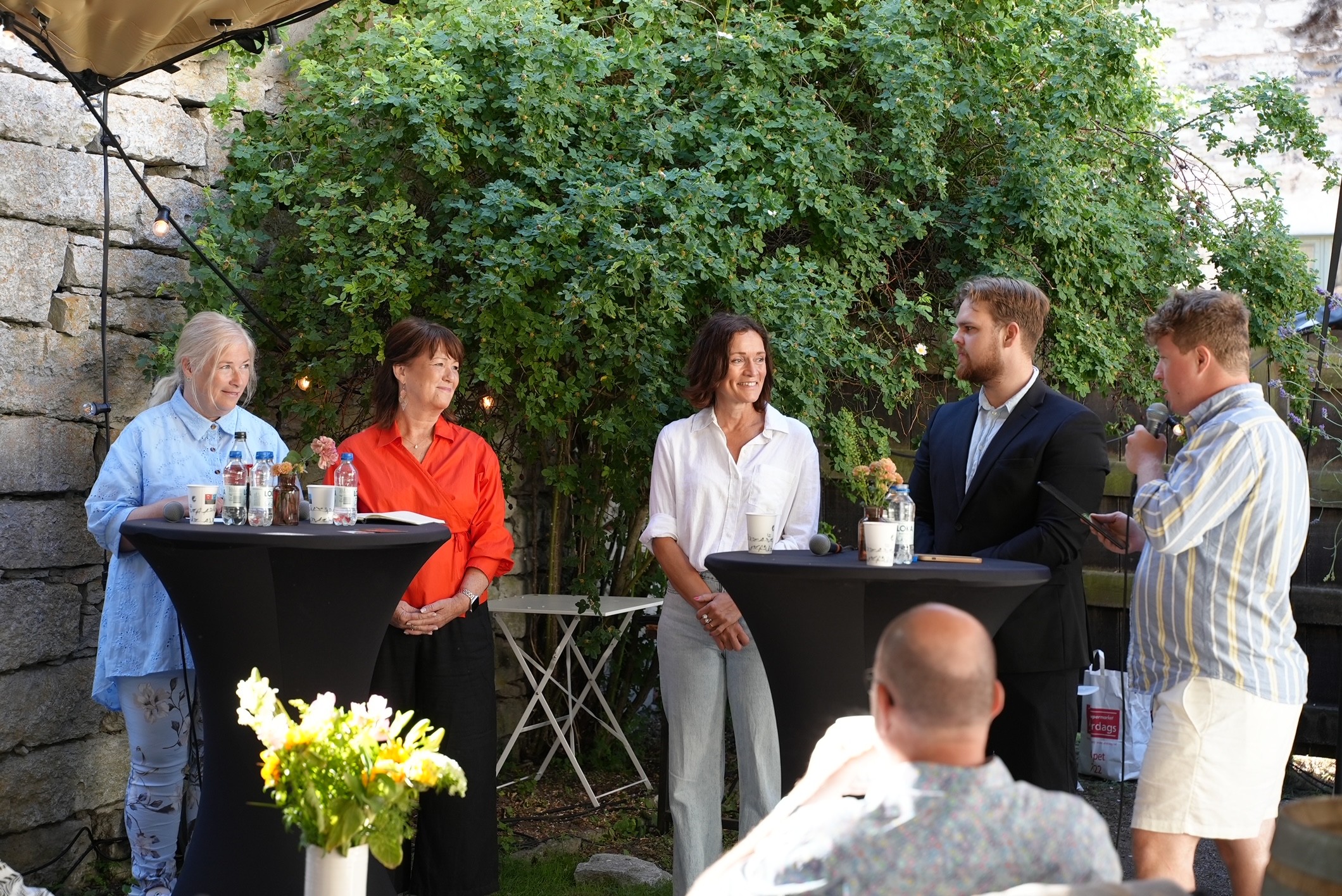Frukostseminarium på en innergård i Almedalen. Panelsamtal med Pia Eriksson, Ulrika Westergren, Helena Lundgren, Benjamin Ljungberg. Moderator Andreas Birro.